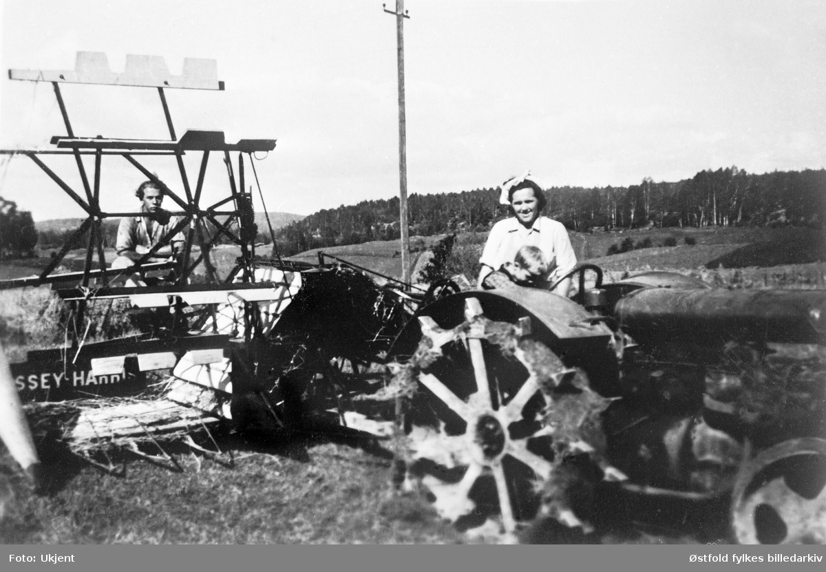 Skuronn på gården Sælid i Varteig 1949. På selvbinderen Asbjørn Engebråten. På traktoren Rolf Sælid og Martha Sælid.