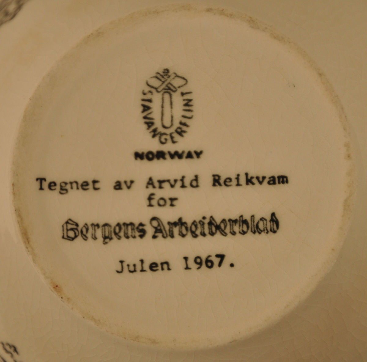 Tre kjende bymotiv frå Bergen laga som tusjteikningar i modernistisk stil. Motiva viser Rosenkrantztårnet, Bryggen og Bergen gamle rådhus.