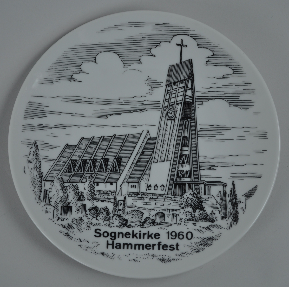 Motivet viser ei teikning av Hammerfest Kirke. Fatet har påskrift.
