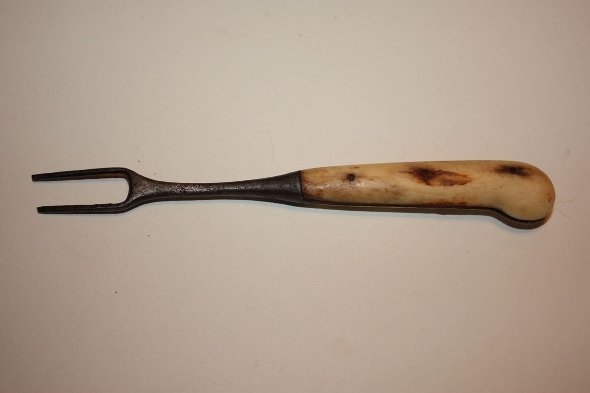 Form: Boge skaft (på enden) liten gaffel med tyo tindar