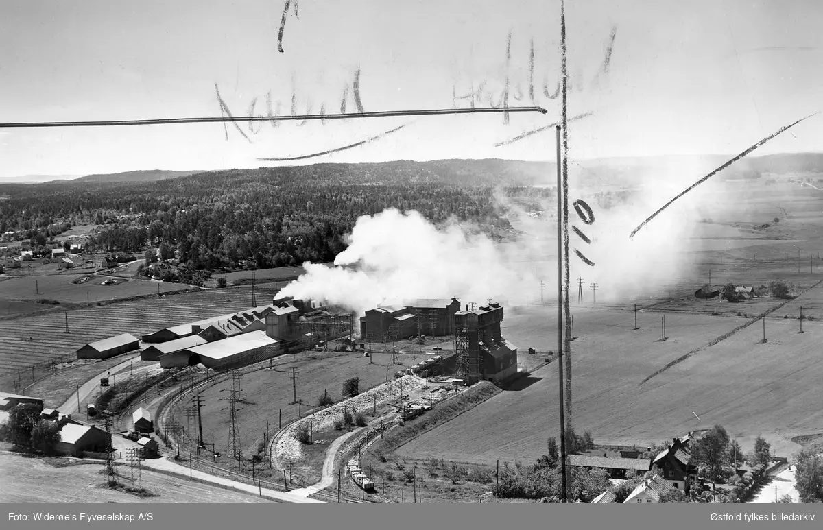 Smelteverket på Hafslund i Skjeberg ved Sarpsborg, flyfoto 23. juni 1956.