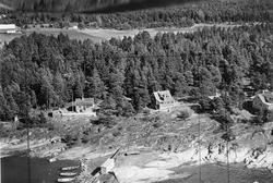 hytte, utedo, kystlandskap, brygge, båter, sjøbod, gårdsbruk