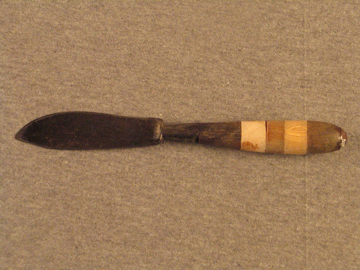 Kniv med breitt blad og skaft av ringar i vekselvis bein og horn