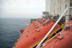 Stuplivbåter på rekke og rad på Statfjord C.  På plattformen