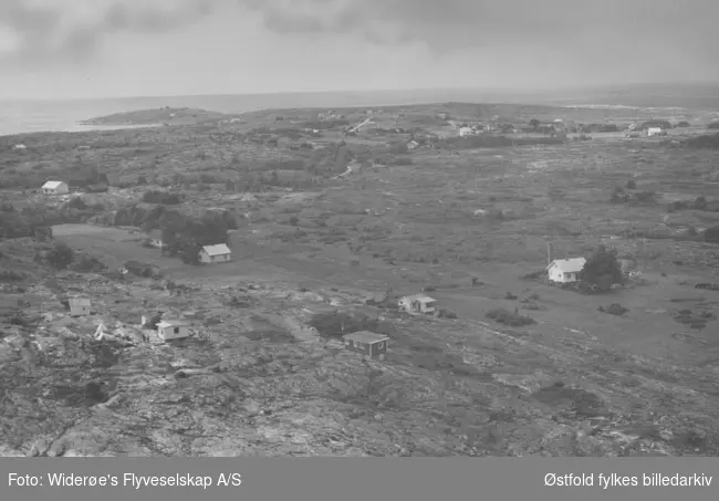 Oversiktsbilde fra Håbu  på Vesterøy, Hvaler juli 1957. Skråfoto/flyfoto.