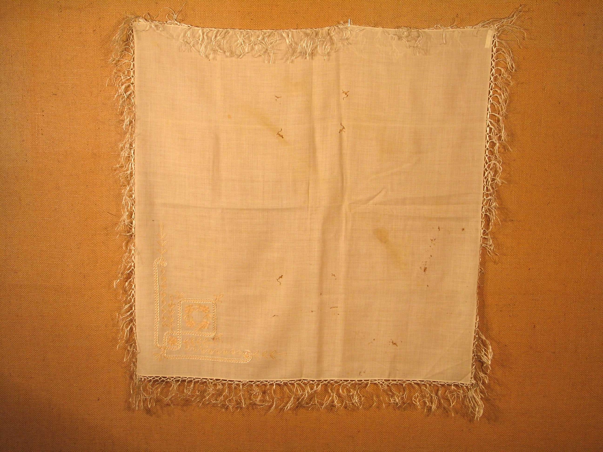 Form: Kvadratisk
Kluten har silkefrynser. Broderi i eine hjørnet. (gult og kvitt)