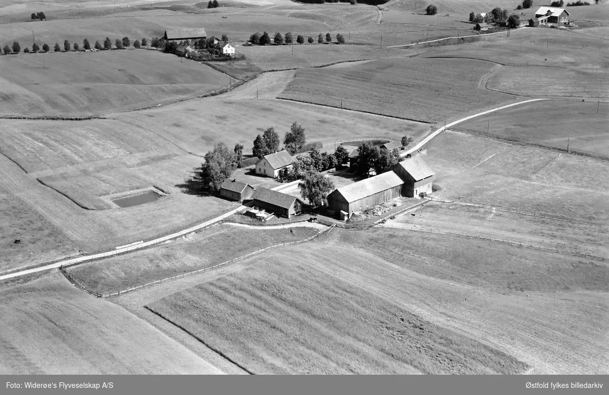 Gården Botten i Rakkestad, flyfoto 4. august  1951.