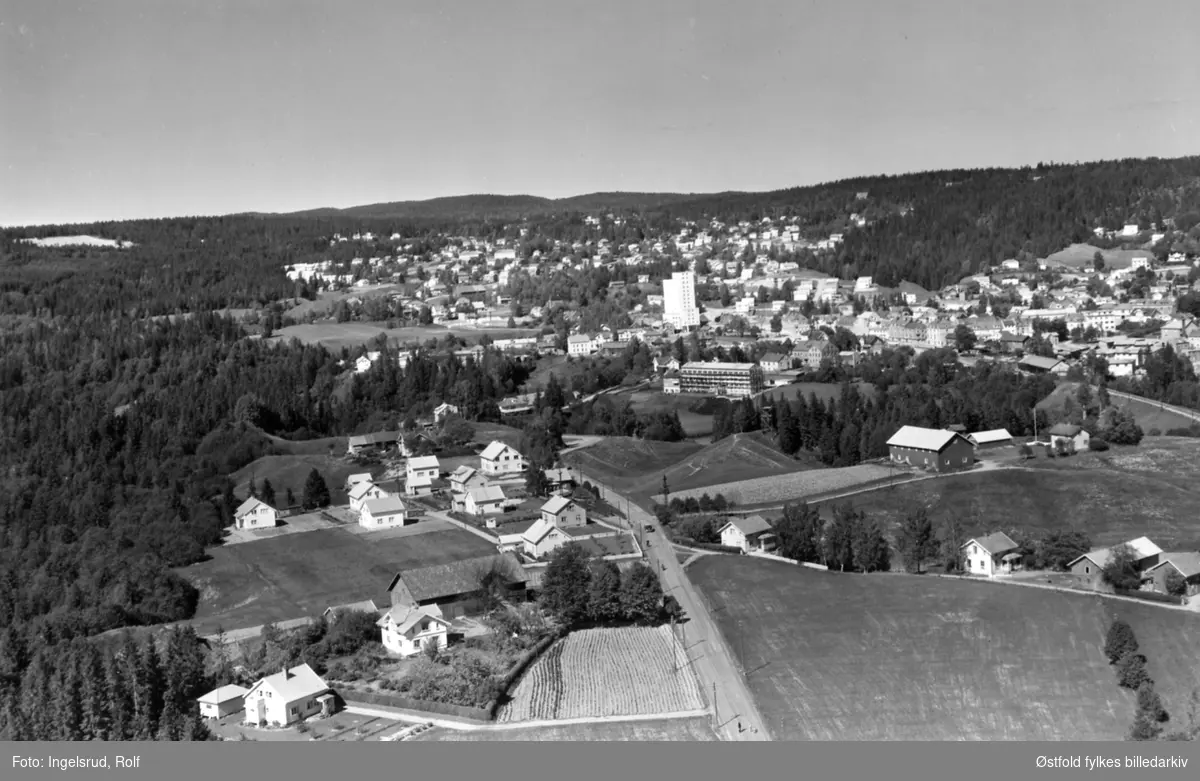 Gården Karlstrup i Eidsberg, flyfoto 26. juni 1956.
Mysen i bakgrunnen. 
Daværende eier Holm Dehli, mangler gårdss og bruksnummer.