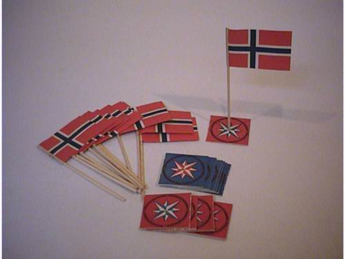 Det norske flagget. På fotplatene Betlehemsstjerna med barkrans rundt.