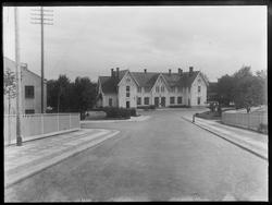 Sarpsborg jernbanestasjon sett fra Aarslands gate.