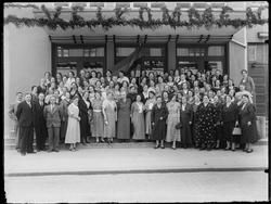 Gruppe med kvinner og noen få menn utenfor Folkets Hus  i Sa