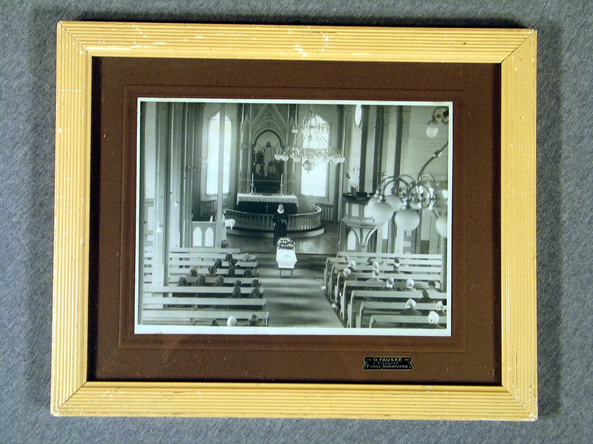 Foto frå garavferda til Lovisa Fauske 1943. Kista inne i kyrkja.