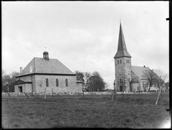 Tune kirke med kapell.