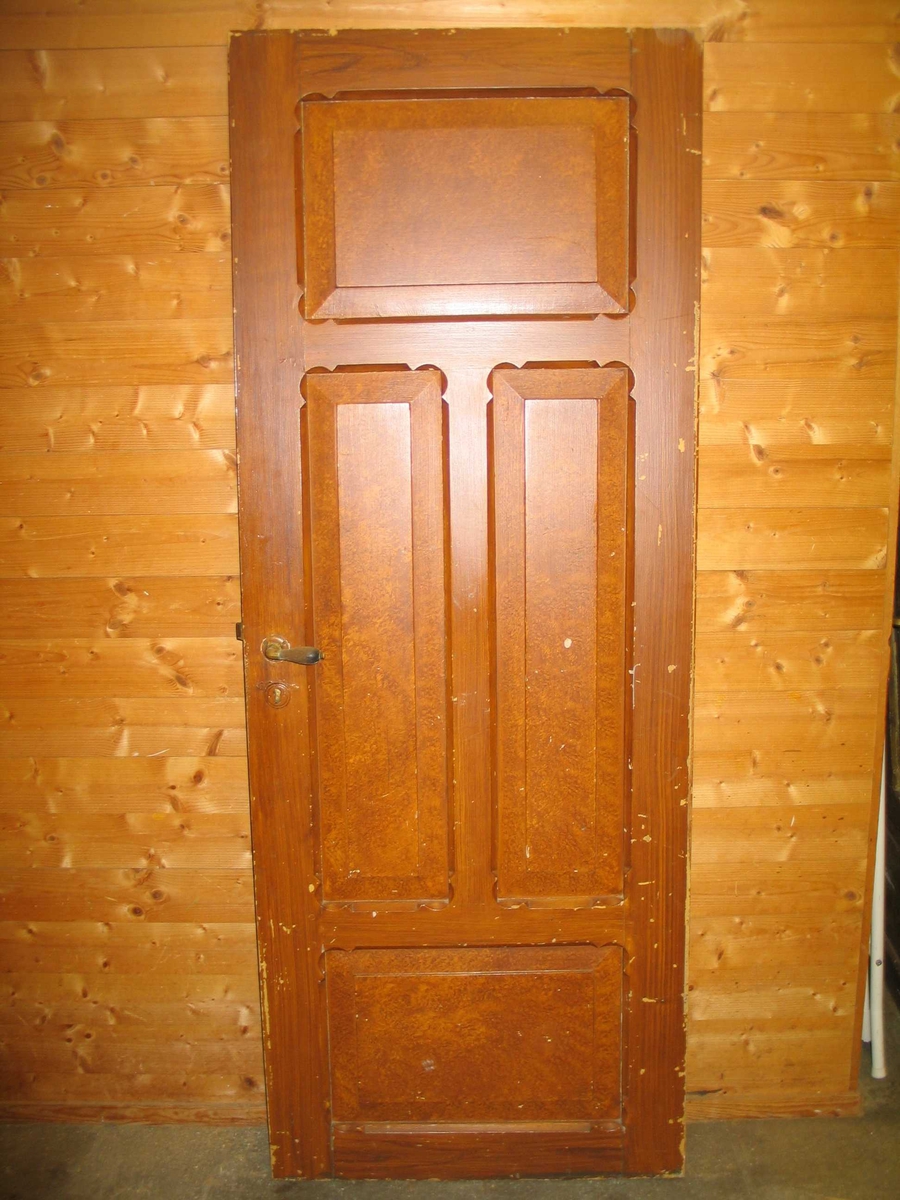 Døra er marmorert på eine sida, ådra på den andre