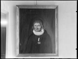 Avfotografert maleri av prest. 
Eier ant. Rakkestad Spareba