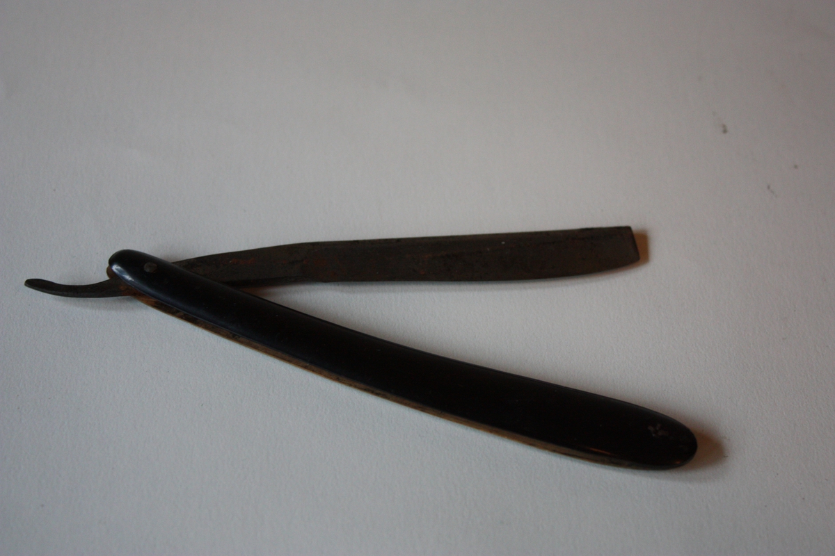 Barberkniven kan fellast inn i skaftet. Skaftet har ein del i bakelitt, ein i tre. Sjå Andre opplysningar