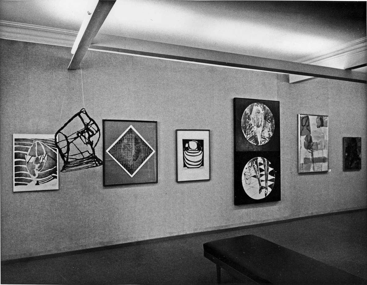 Foto frå utstilling. Separatutstilling i Galleri BI-Z i Kristiansand i 1974?
Påskrift: F 5071-5