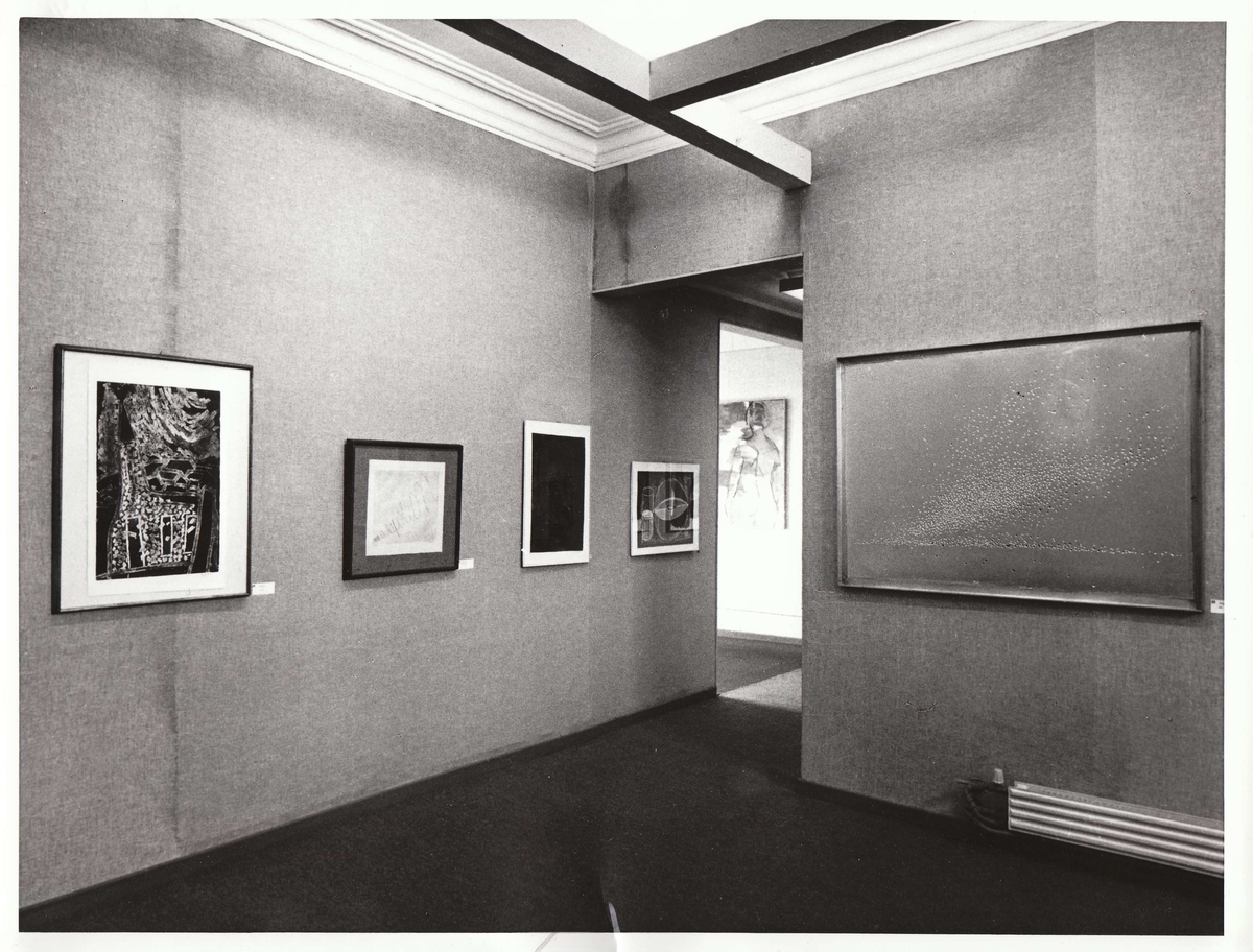 Foto frå utstilling. Separatutstilling i Galleri BI-Z i Kristiansand i 1974?
Påskrift: F 5071-8