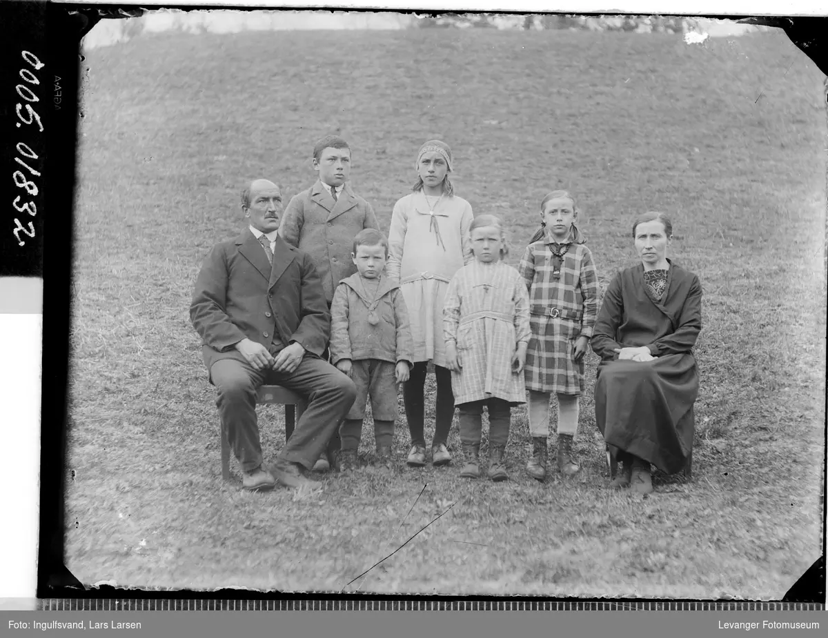 Gruppebilde av en mann, en kvinne, to ungdommer og tre barn.