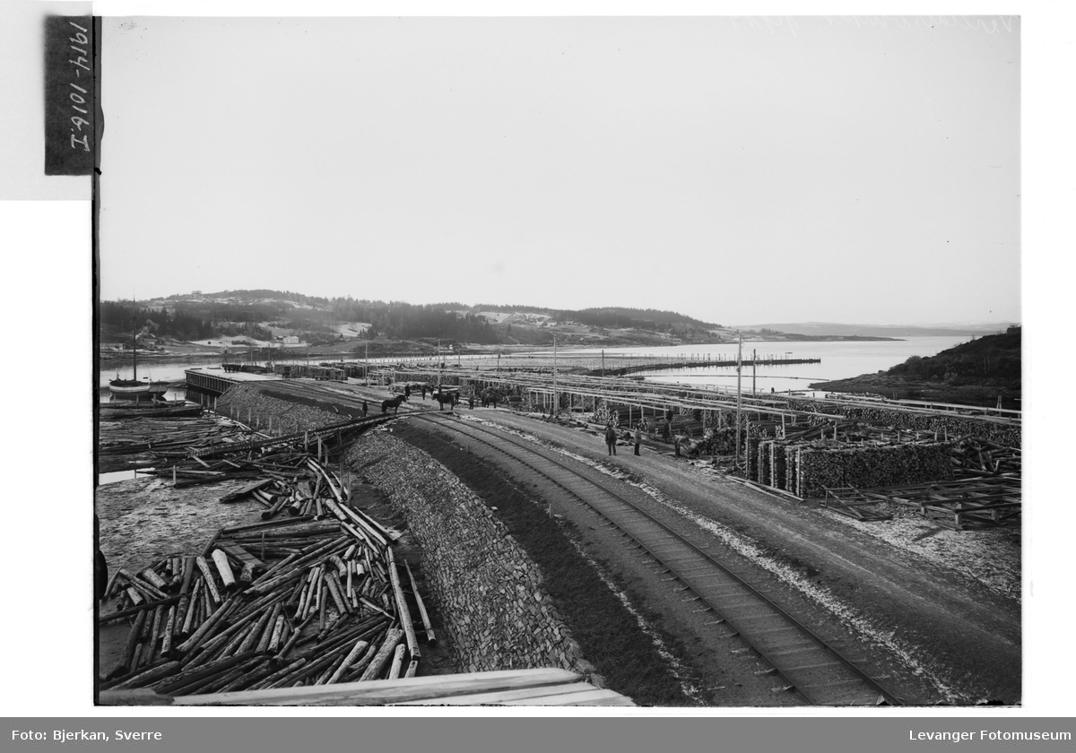 Jernbanesporet utover mot havna i Levanger