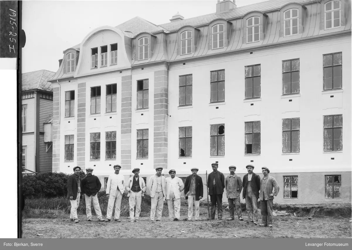 Arbeidere foran 1915-bygget på Innherred Sykehus tidligere Levanger sykehus.