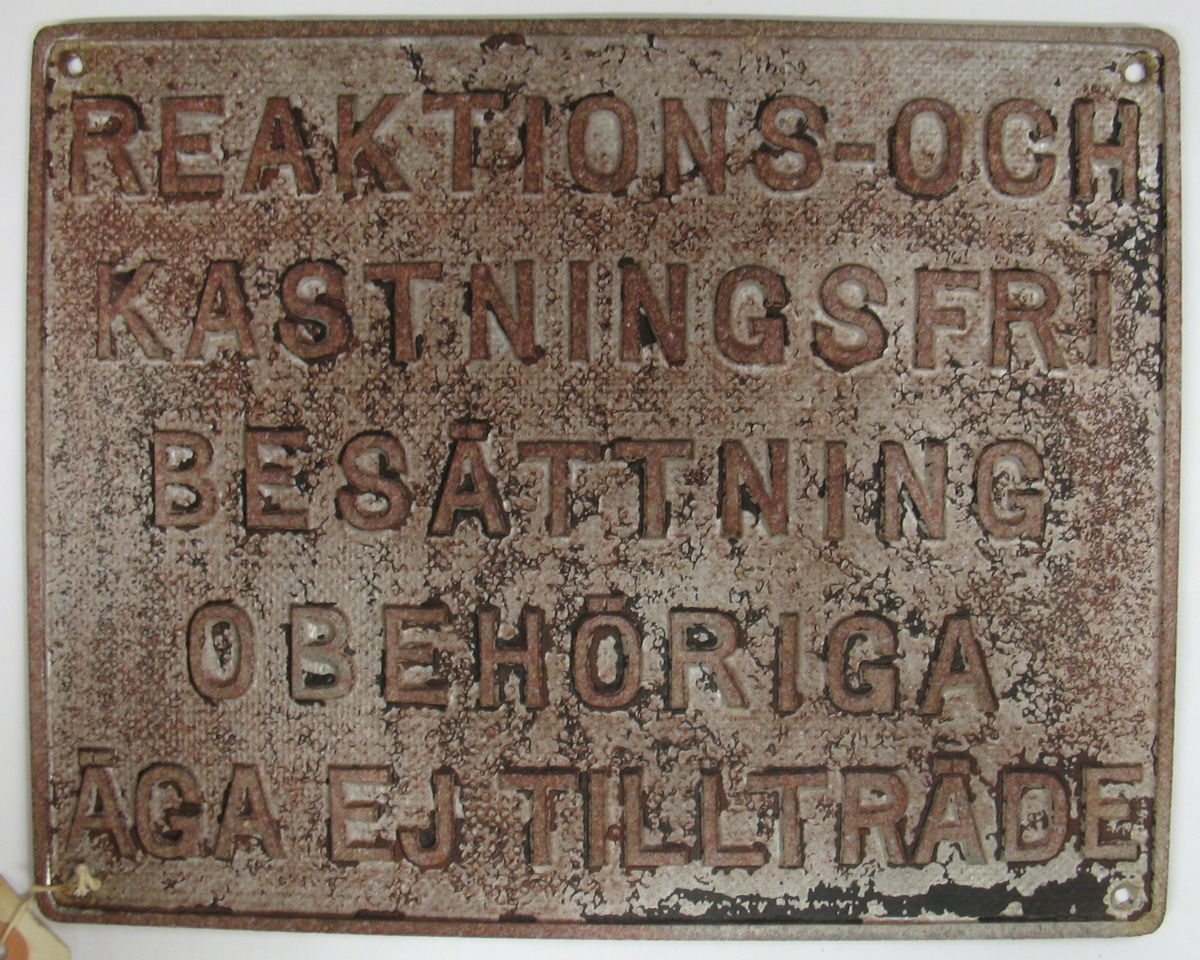 Skylt från Onsjö säteris ladugård. Byggd 1914 riven 1975. Text på skylten:Reaktions och kastningsfri besättning. Obehöriga äga ej tillträde.