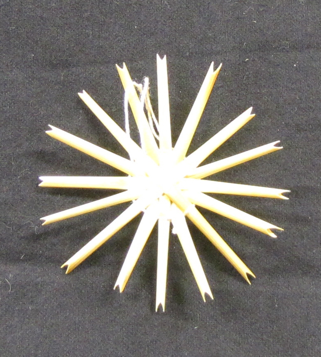Stjärna i enkel knytteknik i halm.

Tillverkad 1984 för halmdokumentationen.