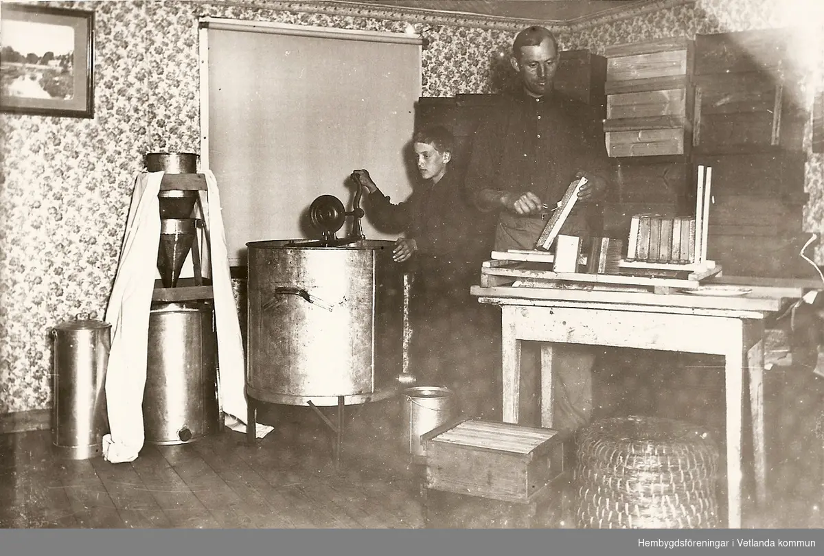 Honungsslugning i Sandåkra, Bäckseda 1934, Berton och Reinhold på bilden.
 
Fröderyds Hembygdsförening