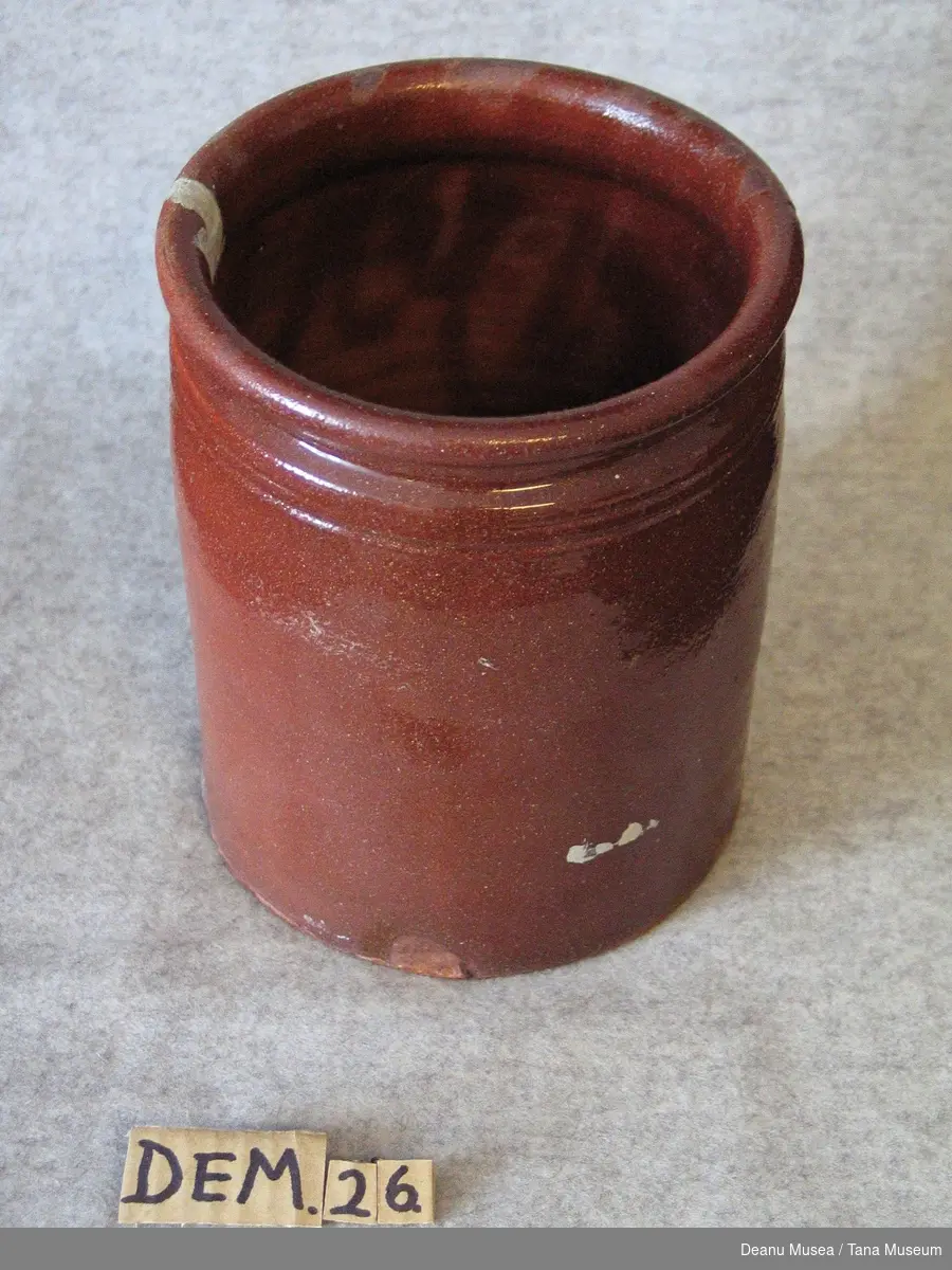 Rødbrun dreid keramikkrukke.