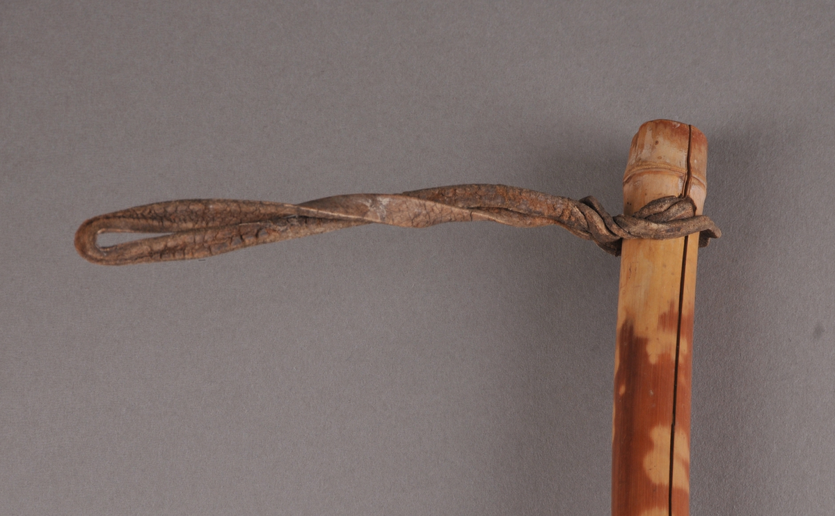 Bambusstav med beslag, pigg og trinse nede. Lærreim i toppen