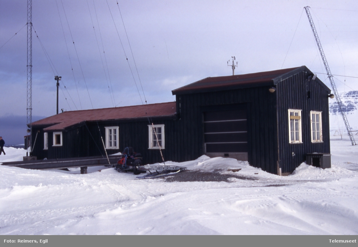 Bygninger Svalbard - Isfjord radio - Sondebrakka SV