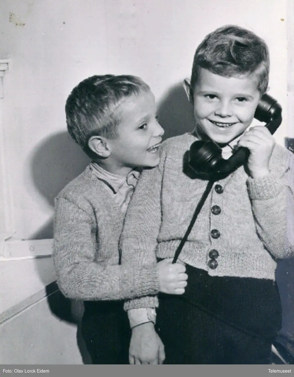 To gutter med telefon