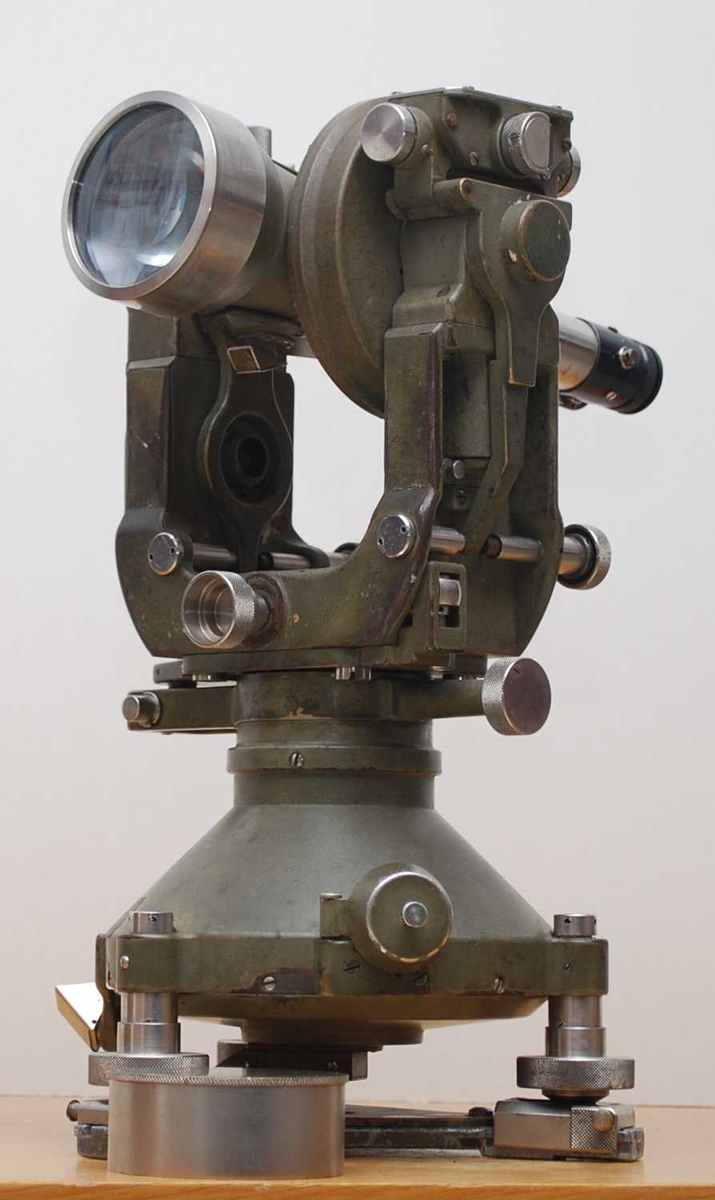 Horisontalsirkeldiameter: 14 cm, optisk mikroskop m. koinsidens-avlesing 0.2", 0.1" ved jugering
Vertikalsirkeldiameter: 9,5 cm