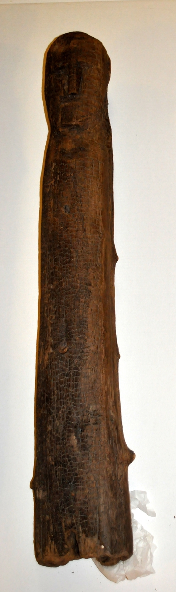 Form: Trestokk forma som menneskelignende figur. Tolket som gudebilde eller husgud. Har fått navnet "Flotubuguden" etter funnstedet.
