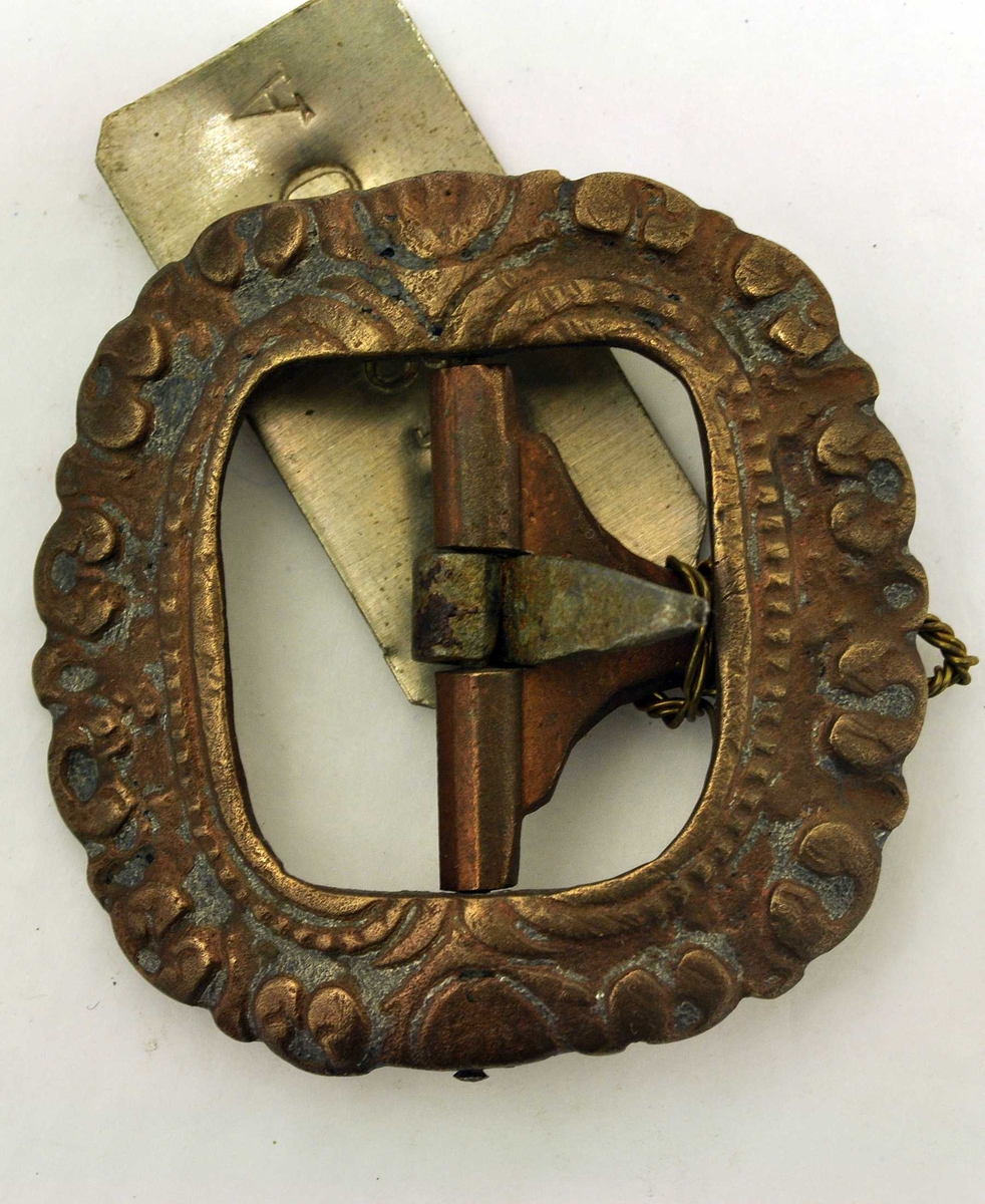 Hører til serien TGM-SM.0940.A-K
Fra protokollen: 14 diverse spænder. Støpte.
A) 1 par, bronce, gotiserende ornamentik (tudorkam).