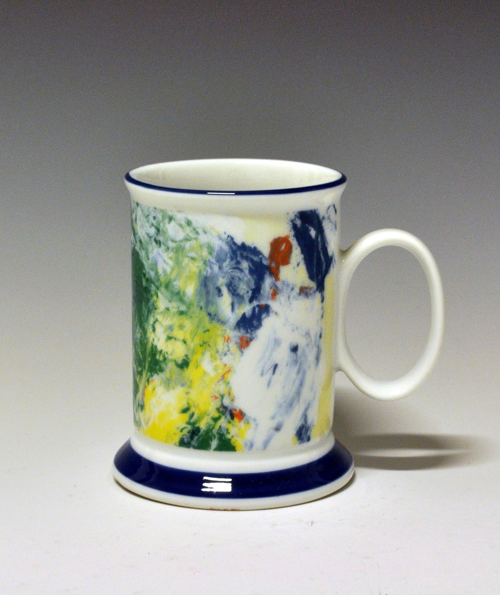 Kaffekrus av porselen, med oval hank og påstøpt stett. 
Modellen er designet av Eystein Sandnes.
Motiv: Jakob Weidemann.
Modellnr: 2640
