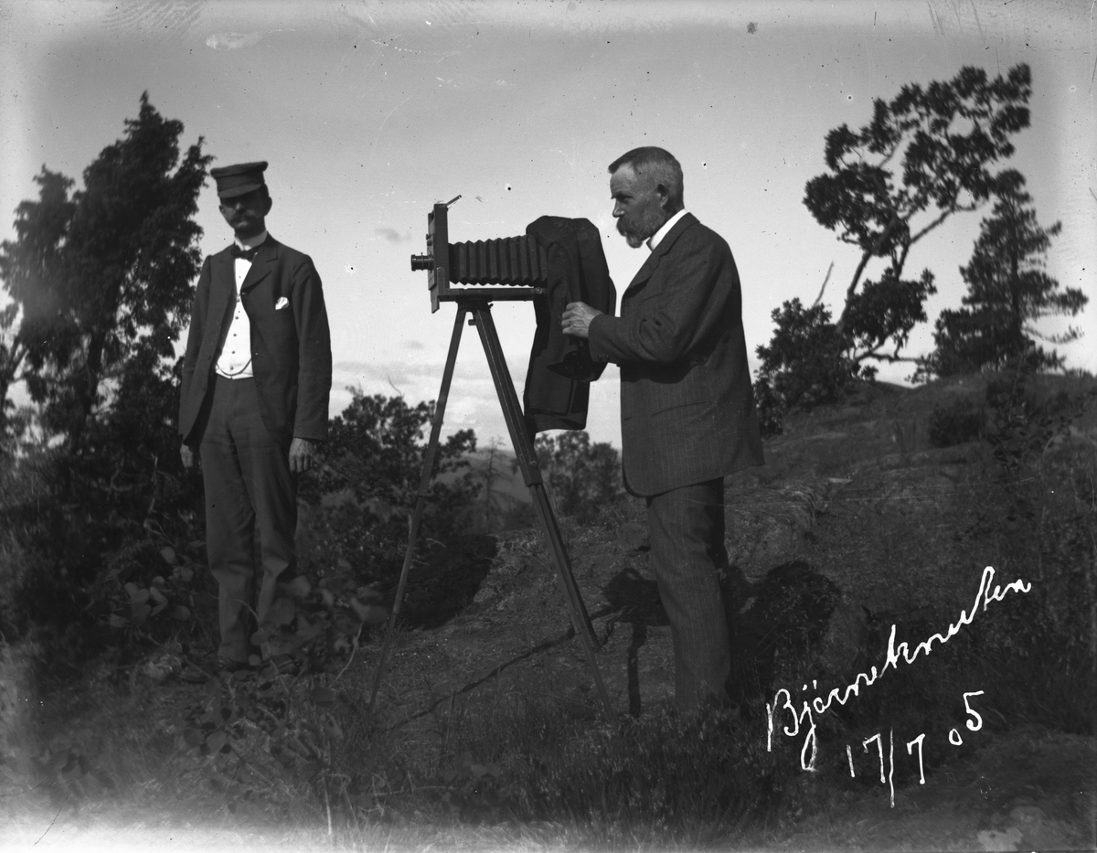 Fotograf Wilse og Lyng Olsen med fotoapparat på Bjørneknuten 17/7 1905