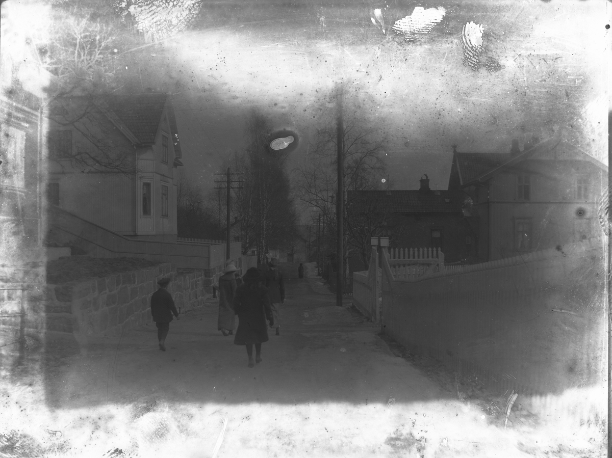 Gatebilde fra Løkka 1920, hus eid av Mürer (t.v.), Stavnes (t.v.) og Godske Nielsen 