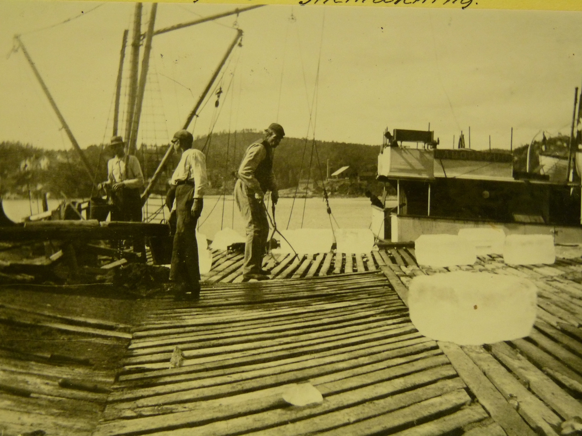 Bilder av gjenstander og fotoer i isutstillingen på Berg-Kragerø Museum.
