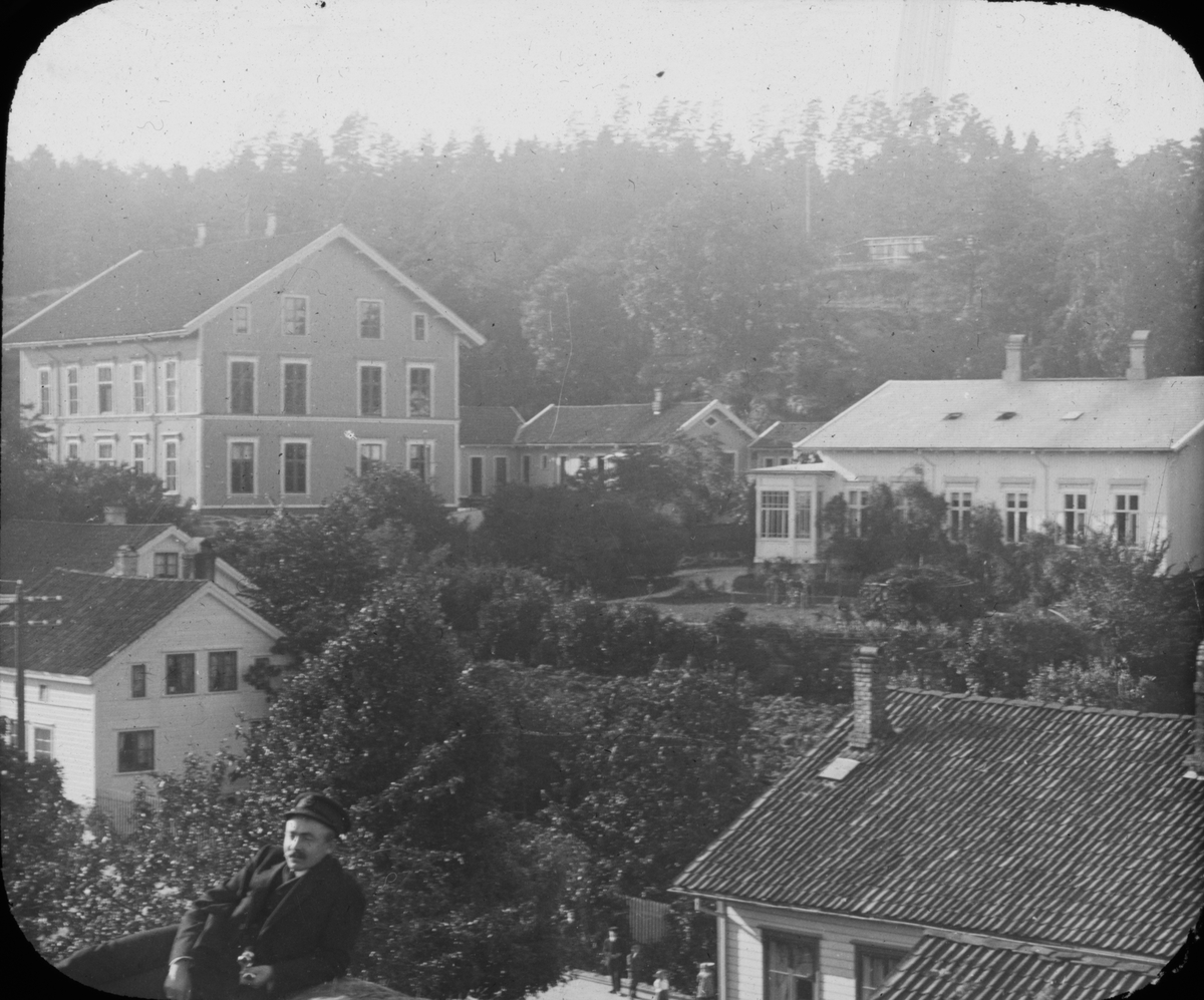 Parti fra Løkka 1909. Henrik Bredsdorff ligger på fjellet. Kragerø