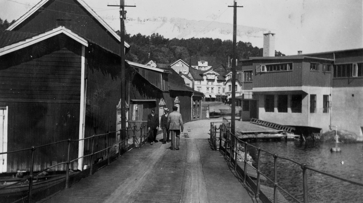 Pontongbrua fra Øya til byen, Kragerø.  1935.
