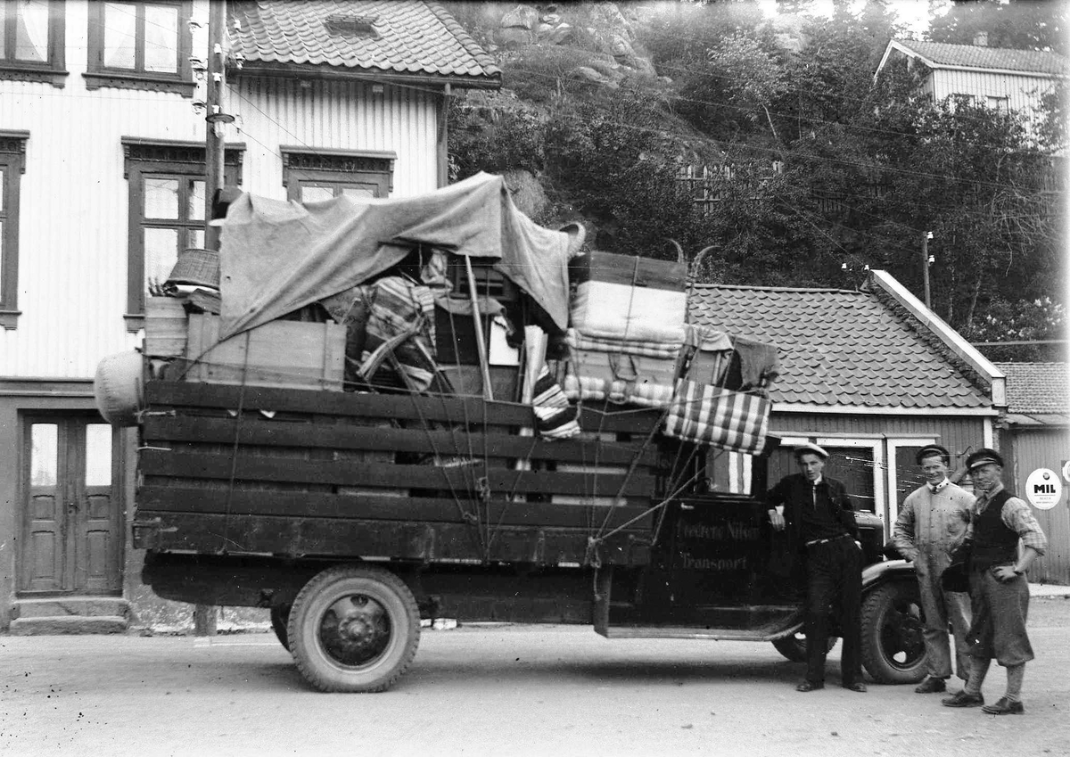 Flyttelas. Arne, Nils Oscar  står foran lastbilen. Ca. 1940 -50.