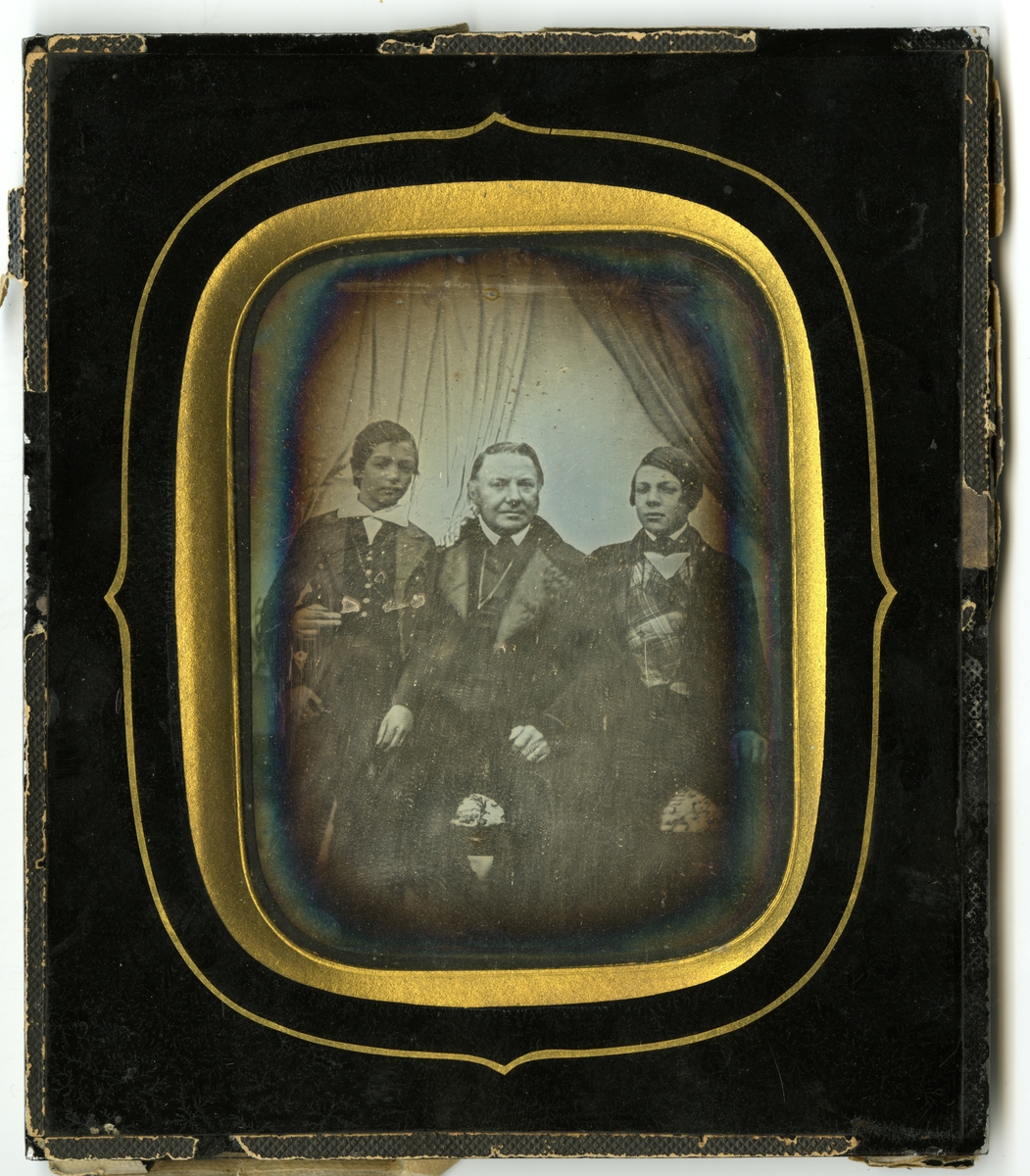 Daguerrotype av portrettert mann med to yngre gutter. ca 1850 tallet. Dagguerreotypiet har tilhørt Rikard Berge
