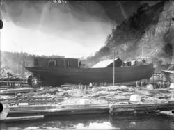 Båt på land. Ant. Trosvik Verksted i Brevik.