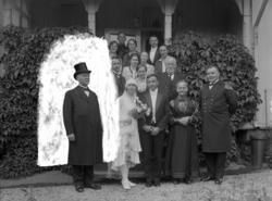 Utendørs bryllupsbilde med familien