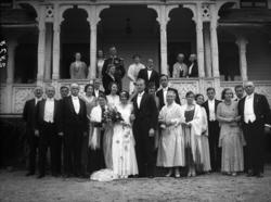 Brudepar med familie og venner fotografert utendørs