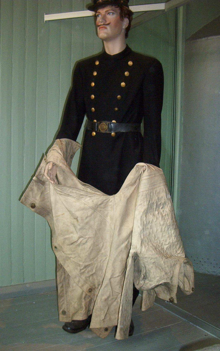 Sort  frakk med stående krave, dobbeltspent med fjorten messingknapper med løvemotiv. Tilhørende sorte langbukser.