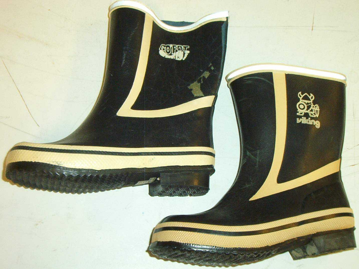 21 gummistøvler + 2 barnetøfler

På bildet står de originale Viking-modellen til til høyre og etterligningene til venstre.