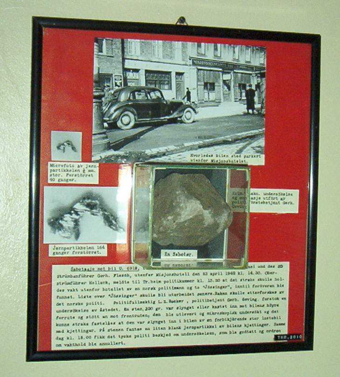 Stein montert i på rød brakgrunn, med tekst og bilder fra åstedet.