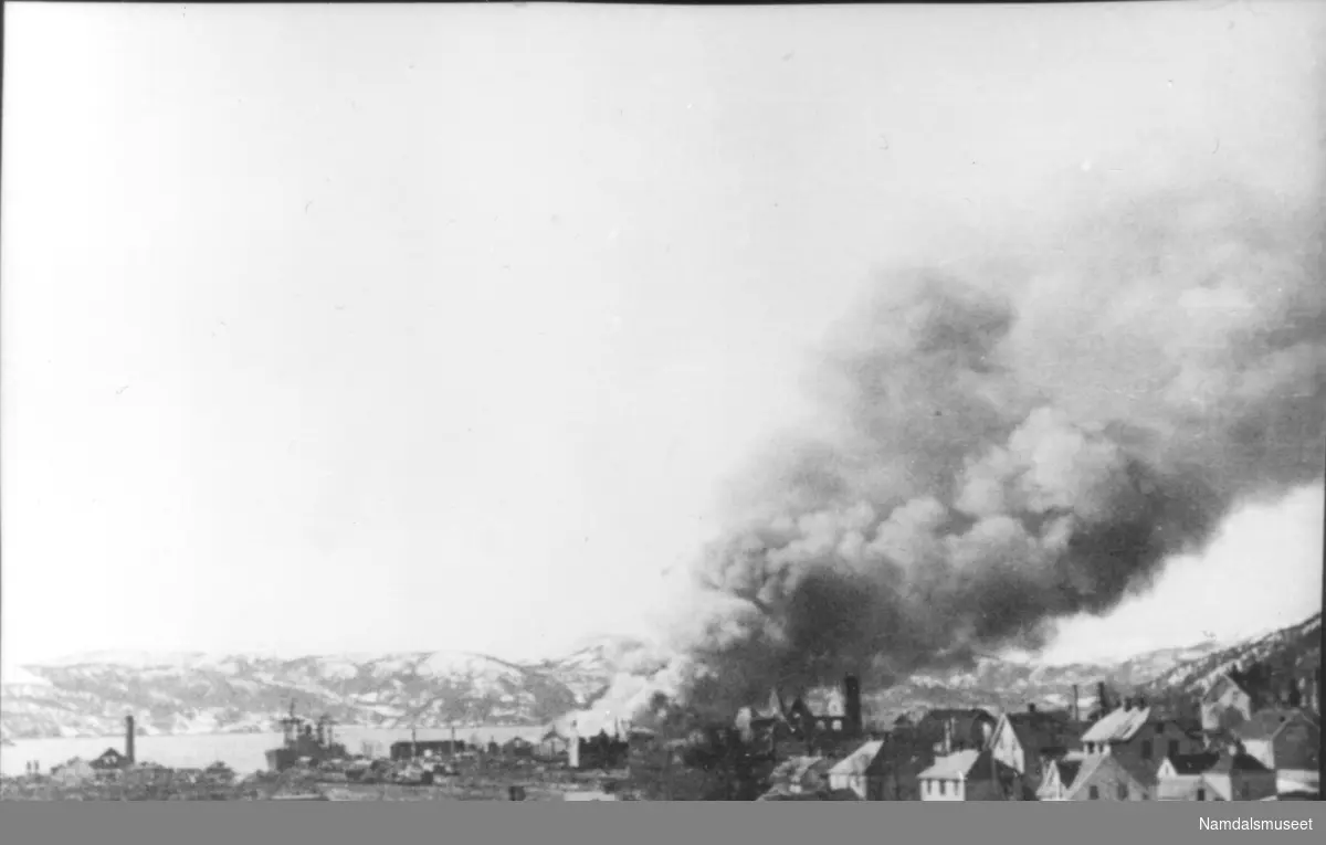 20.-21.04.40. Namsos bombes, fotografert mot SV.